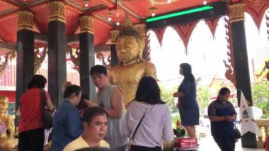 İsimsiz insanlar ve turistler ibadet ya da kutsal gün, büyük altın Buddha, Wat Pramote veya Pramote Tapınak, Samut Songkhram Eyaleti, Tayland, 2019 Luang Phor toh adlı namaz auspiciyousness.