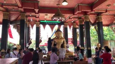 İsimsiz insanlar ve turistler ibadet ya da kutsal gün, büyük altın Buddha, Wat Pramote veya Pramote Tapınak, Samut Songkhram Eyaleti, Tayland, 2019 Luang Phor toh adlı namaz auspiciyousness.