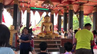 İsimsiz insanlar ve turistler ibadet ya da kutsal gün, büyük altın Buddha, Wat Pramote veya Pramote Tapınak, Samut Songkhram Eyaleti, Tayland, 2019 Luang Phor toh adlı namaz auspiciyousness.