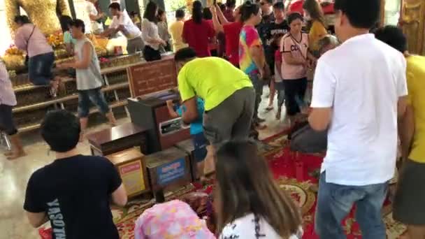 Personas Anónimas Turistas Adoran Rezan Auspiciosidad Día Santo Gran Buddha — Vídeo de stock