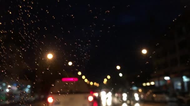 Капли Дождя Падают Лобовое Стекло Машины Красочный Боке Трафиком Городе — стоковое видео