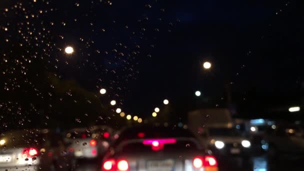 Regentropfen Fallen Auf Die Windschutzscheibe Des Autos Buntes Bokeh Mit — Stockvideo