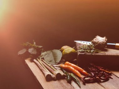 Hazırlayıp sofrada sebze pişirme, kurutulmuş biber, fesleğen yaprağı, kaffir kireç yaprağı ve bıçak 