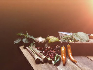 Hazırlayıp sofrada sebze pişirme, kurutulmuş biber, fesleğen yaprağı, kaffir kireç yaprağı ve bıçak 