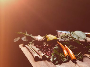 Hazırlama ve pişirme sebze masada, fesleğen yaprakları, kaffir kireç yaprakları ve bıçak 