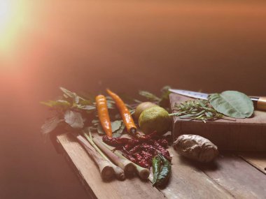 Hazırlama ve pişirme sebze masada, fesleğen yaprakları, kaffir kireç yaprakları ve bıçak 