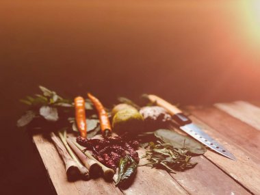 Hazırlama ve pişirme sebze masada, fesleğen yaprakları, kaffir kireç yaprakları ve bıçak 