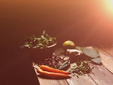 Hazırlama ve pişirme sebze, fesleğen yaprakları, kaffir kireç yaprakları, limon ve masada bıçak 
