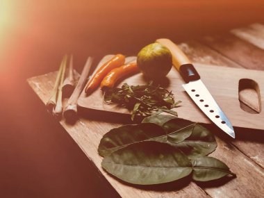 biber, Fesleğen yaprakları, Bıçak ile ahşap tahta üzerinde Kaffir kireç yaprakları 