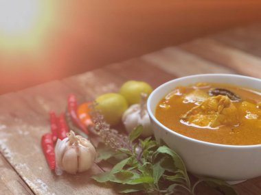 kase de çorba, Kase korunmuş bambu ateş ile Güney köri Stripped yayın balığı, Tay baharatlı gıda için Malzemeler. Rustik natürmort ve karanlık arka plan 