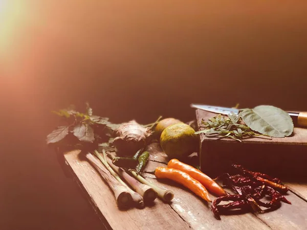 Preparação Cozimento Legumes Mesa Pimentas Secas Folhas Manjericão Folhas Limão — Fotografia de Stock