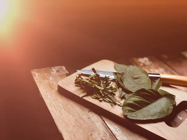 Cocinar Hojas Verdes Hojas Albahaca Hojas Lima Kaffir Sobre Tabla — Foto de Stock