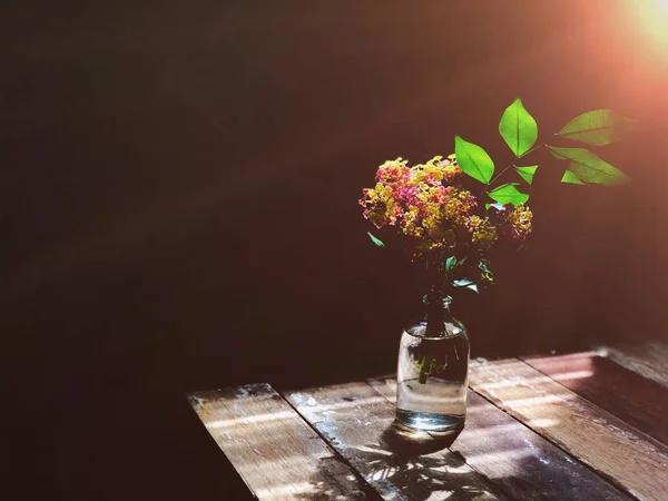 Lantana Camara Flores Botella Vidrio Sobre Mesa Madera — Foto de Stock