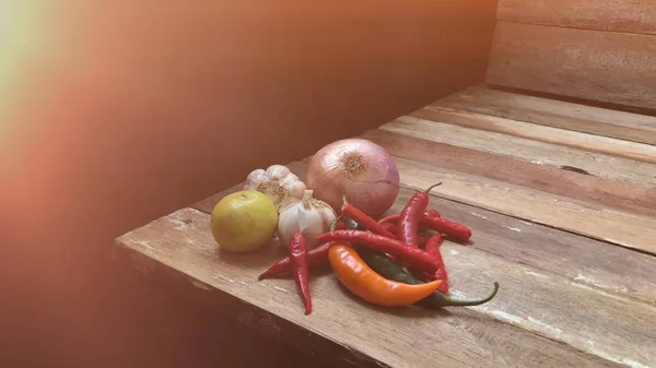 Rote Chilischoten Zitrone Knoblauch Und Zwiebeln Auf Holztisch Zutaten Für — Stockfoto