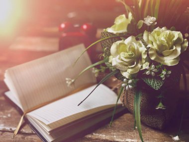 aromatik beyaz Güzel Güller Çiçek buketi, kırmızı çalar saat, eski ahşap plakalar boş not defteri