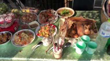 Tanrı'nın dua sı, ya da ata ibadet için Çin yeni yıl festivalinde gıda teklifleri, tütsü çubukları ışık, tütsü ve mum duman var,Bangkok,Tayland,2019.