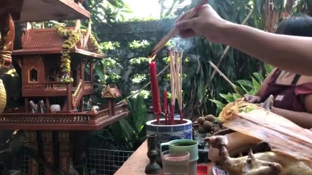 高齢のアジアの女性と家族 お香の棒を照らし 神の祈り そして先祖の礼拝 食べ物の提供 中国の新年祭 バンコク 2019年 — ストック動画