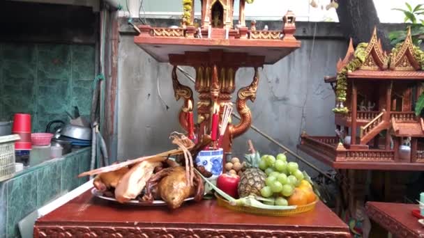 神の祈りのための中国の新年祭の食べ物 または先祖の礼拝 お香の棒を照らし 香とろうそくから煙を持っています — ストック動画