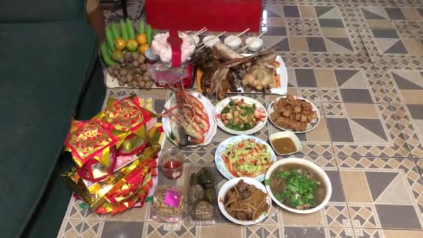 神の祈りのための中国の新年祭の食べ物 または先祖の礼拝 お香の棒を照らし 香とろうそくから煙を持っている バンコク 2019 — ストック動画