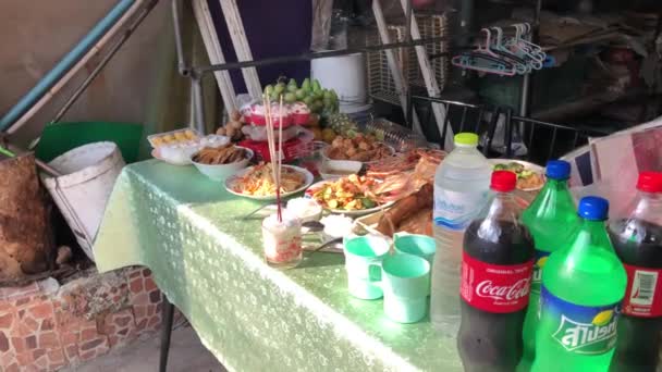 神の祈りのための中国の新年祭の食べ物 または先祖の礼拝 お香の棒を照らし 香とろうそくから煙を持っている バンコク 2019 — ストック動画