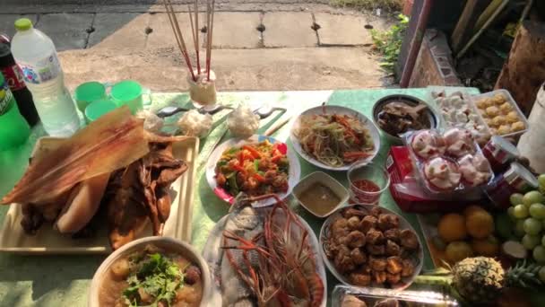 神の祈りのための中国の新年祭の食べ物 または先祖の礼拝 お香の棒を照らし 香とろうそくから煙を持っている バンコク 2019 — ストック動画