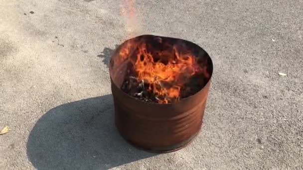 오래된 탱크에서 종이를 인들은 축제에서 조상을 숭배하기 불타는 종이를 믿습니다 — 비디오