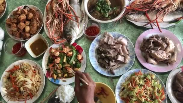 Vidéo Homme Manger Déjeuner Chinois Nouvel Nourriture Festival Sur Table — Video