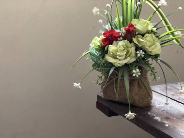 Aşk ve Sevgililer Günü Concept.Beautiful Roses buket çiçek, eski ahşap plakalar üzerinde, tasarım metni için boşluk ile. Koyu ton, loş ışık. Seçici odaklama.