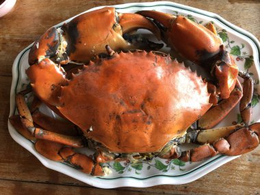 beyaz tabakta hazırlanan lezzetli haşlanmış yengeç, yakın çekim 