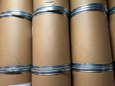 Kahverengi kağıt tanklarının depoda depolanması