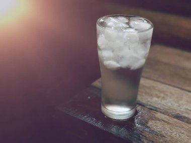 ahşap masa taze Küpleri ile soğuk su