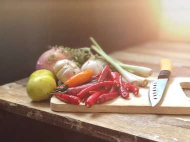 ahşap masa üzerinde sebze yığını ile kesme tahtası, yakın çekim  