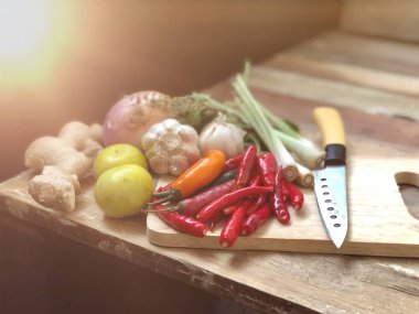 ahşap masa üzerinde sebze yığını ile kesme tahtası, yakın çekim  