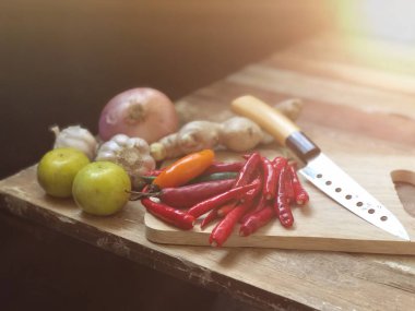 ahşap masa üzerinde sebze yığını ile kesme tahtası, yakın çekim  