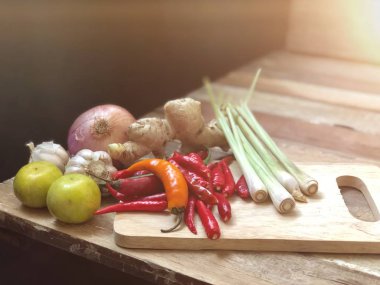 ahşap masa üzerinde sebze yığını ile kesme tahtası, yakın çekim  