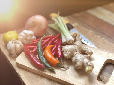 ahşap masa üzerinde sebze yığını ile kesme tahtası, yakın çekim  