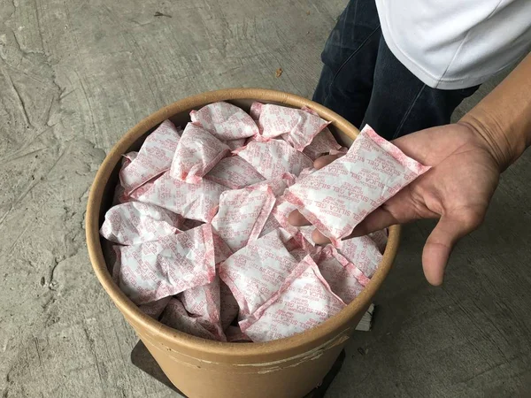 Mão Macho Segurando Pacote Gel Sílica Dessecante Sobre Tanque Papel — Fotografia de Stock