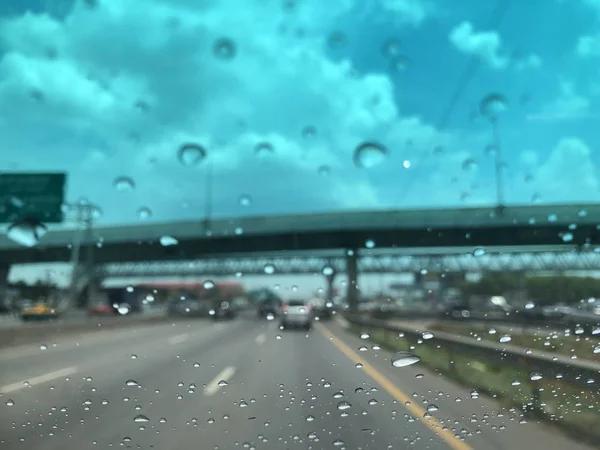 Σταγόνες Βροχής Στο Παρμπρίζ Του Αυτοκινήτου Θαμπό Φως Φόντο Κυκλοφορία — Φωτογραφία Αρχείου