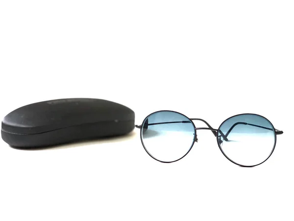 Brille Mit Brillenetui Isoliert Auf Weißem Hintergrund Nahaufnahme — Stockfoto