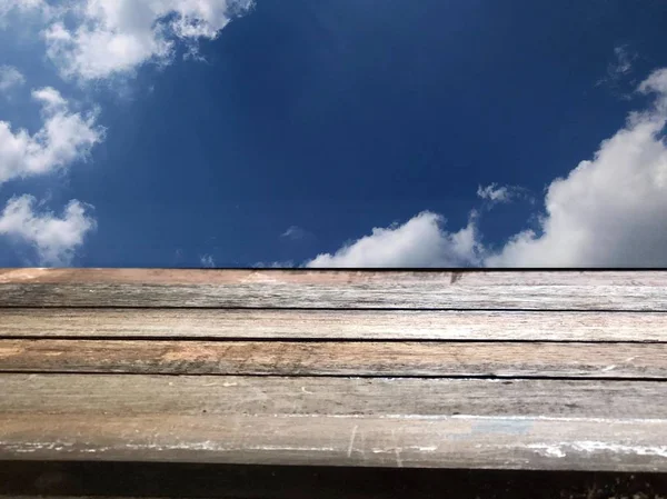 Holzbretter Vor Weißen Flauschigen Wolken Blauen Himmel Bei Sonnigem Tag — Stockfoto