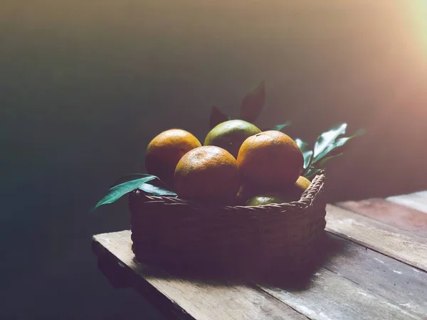 Mandarinas Frescas Con Hojas Canasta Mimbre Sobre Mesa Madera Vieja — Foto de Stock