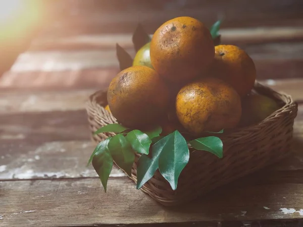 Frische Mandarinen Mit Blättern Weidenkorb Auf Altem Holztisch — Stockfoto