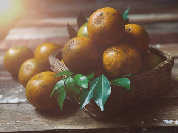 Frische Mandarinen Mit Blättern Weidenkorb Auf Altem Holztisch — Stockfoto