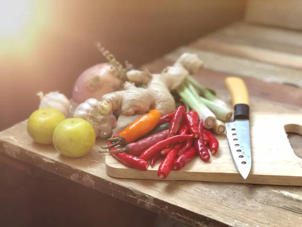 Deska Krojenia Kupą Warzyw Drewnianym Stole Zbliżenie — Zdjęcie stockowe