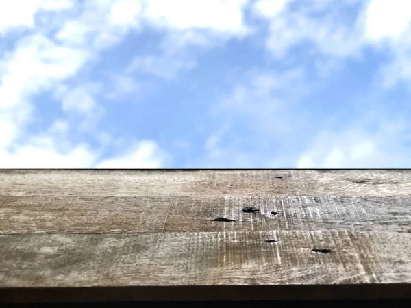 Houten Planken Voor Witte Pluizige Wolken Blauwe Lucht Zonnige Dag — Stockfoto