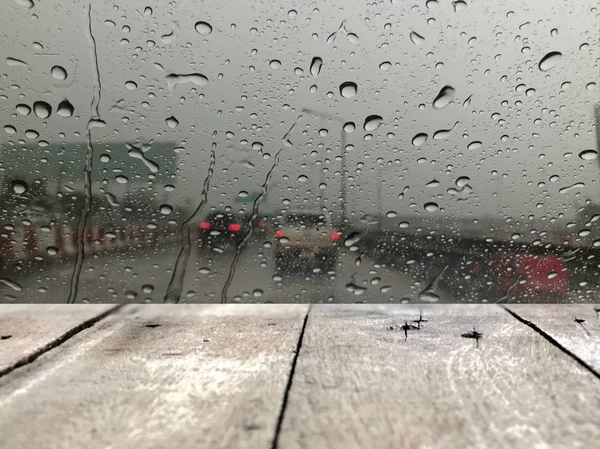 汽车挡风玻璃前面的木板 雨点落在模糊的街道背景上 雨天交通拥挤 — 图库照片