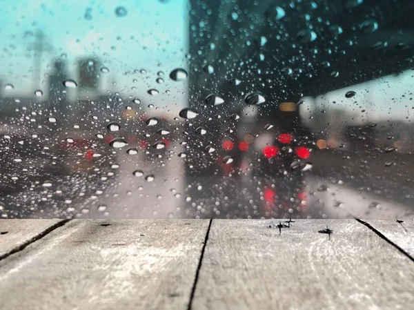 Tableros Madera Frente Parabrisas Del Coche Con Gotas Lluvia Fondo — Foto de Stock