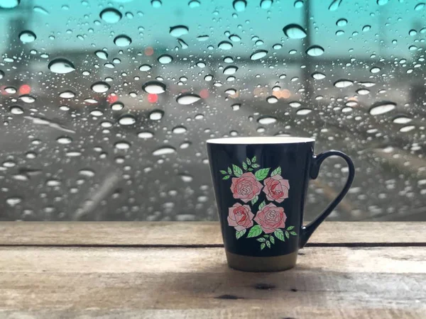 Cup Wooden Table Front Car Windshield Raindrops Blurred Street Background — Stock Photo, Image
