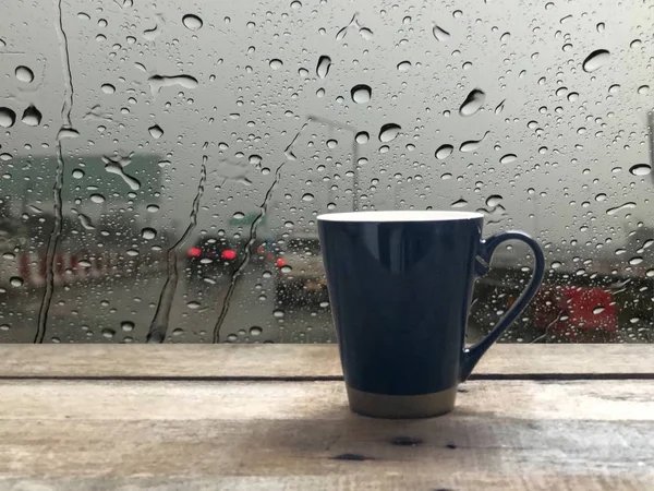 Cup Wooden Table Front Car Windshield Raindrops Blurred Street Background — Stock Photo, Image