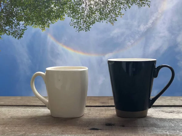 Cups Wooden Table Front Solar Halo Bright Sky Blurred Green — Stock Photo, Image